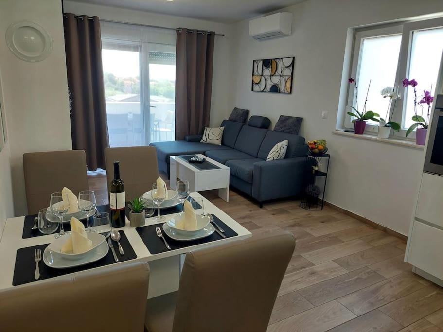 Valux Apartman Pola Esterno foto