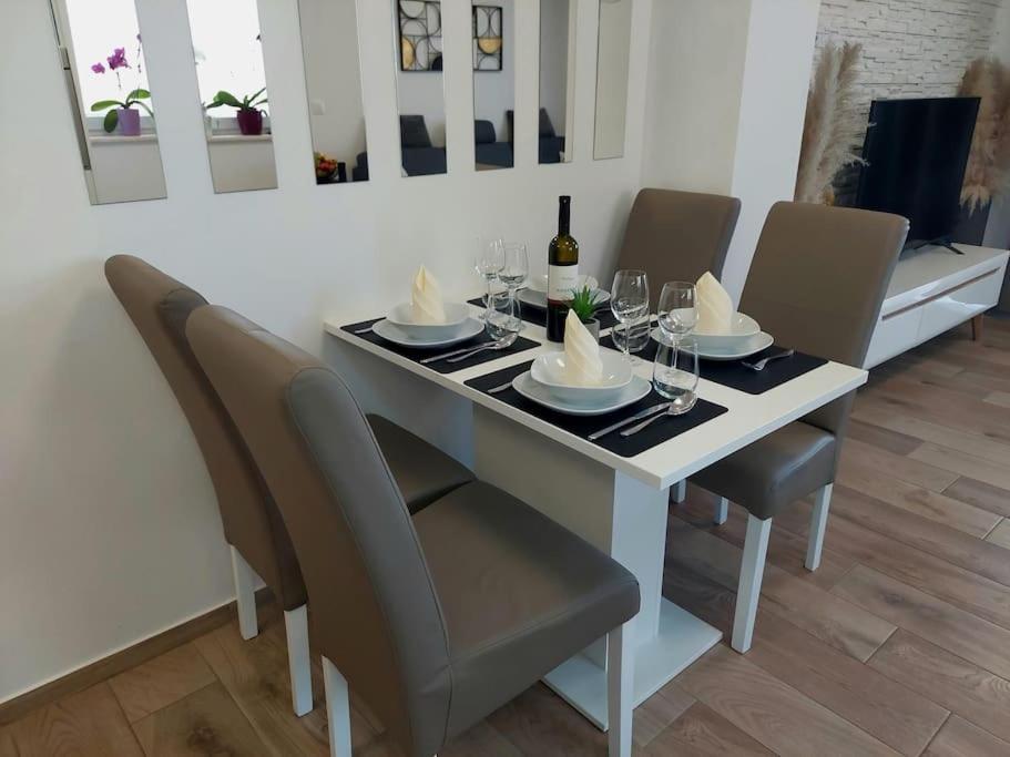 Valux Apartman Pola Esterno foto