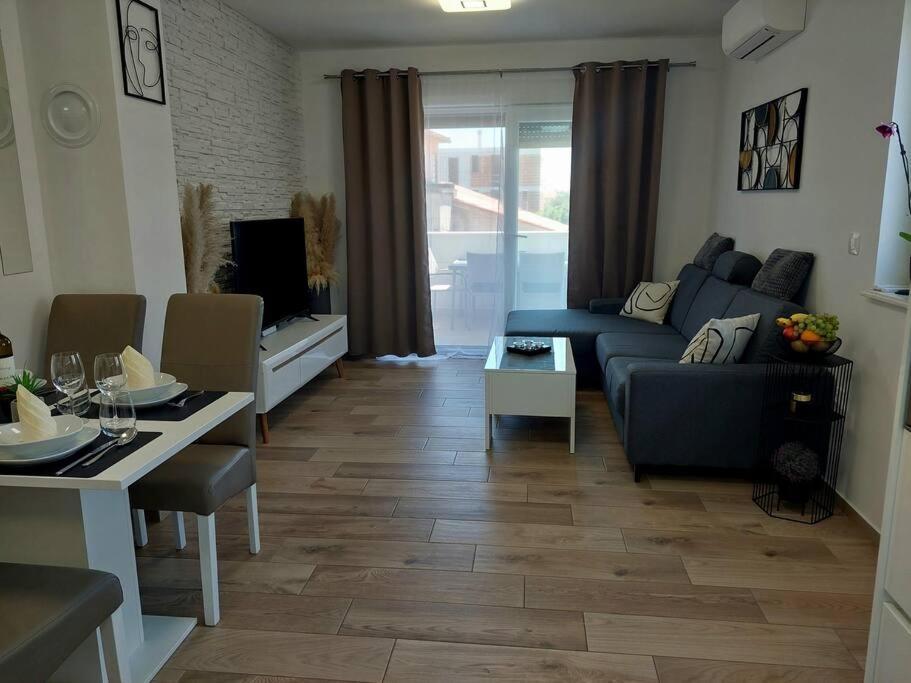 Valux Apartman Pola Esterno foto