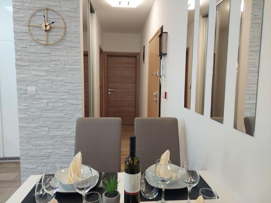 Valux Apartman Pola Esterno foto