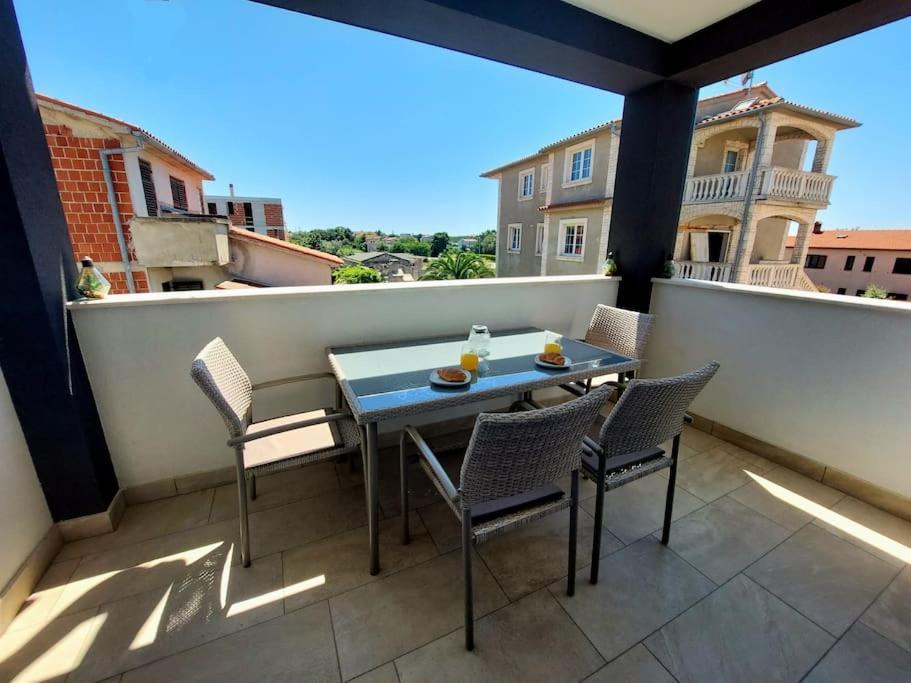 Valux Apartman Pola Esterno foto